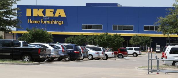 Usa: Ikea, un bimbo trova una pistola su un divano e spara Usa: Ikea, un bimbo trova una pistola su un divano e spara