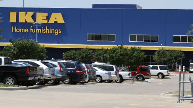 Usa: Ikea, un bimbo trova una pistola su un divano e spara
