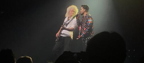Brian May e Adam Lambert durante il concerto del 25 giugno al Mediolanum Forum