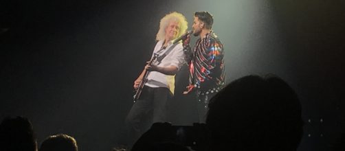 Brian May e Adam Lambert durante il concerto del 25 giugno al Mediolanum Forum