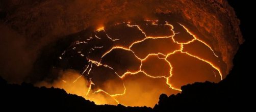 Lava lake in Halema'uma'u crater, Kilauea volcano, Hawaii (Image – Ivan Vtorov, Wikimedia Commons)