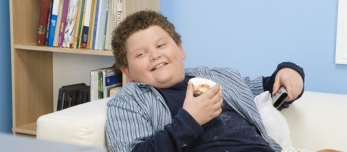 Troppi bambini obesi, snack vietati davanti alle casse dei supermercati in Gran Bretagna
