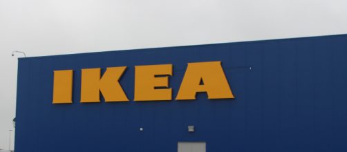 Usa, bimbo trova pistola all'Ikea e spara: l'arma da fuoco era di un cliente.