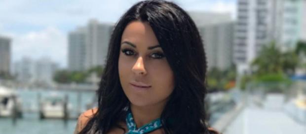 Après Les Anges 10, Shanna se sent seule et triste à Miami. Son nouvel amoureux pourra-t-il lui remonter le moral ? Après Les Anges 10, Shanna se sent seule et triste à Miami. Son nouvel amoureux pourra-t-il lui remonter le moral ?