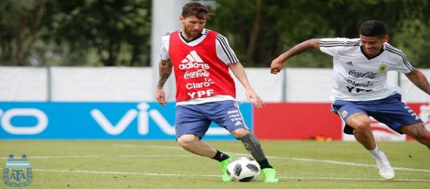Jogadores argentinos treinam para partida decisiva contra a Nigéria - Foto: Facebook Oficial AFA Jogadores argentinos treinam para partida decisiva contra a Nigéria - Foto: Facebook Oficial AFA