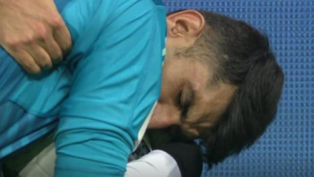 Beiranvand stringe il pallone dopo aver parato il rigore calciato da Ronaldo