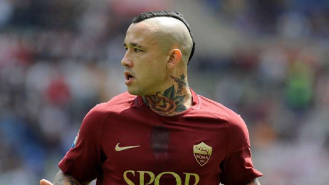 Radja Nainggolan is asked to sign Juventus shirt in United States ... - givemesport.com