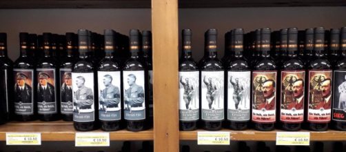 Le bottiglie di vino nazifasciste vendute in un supermercato a Jesolo. Fonte: www.ventidinews.it