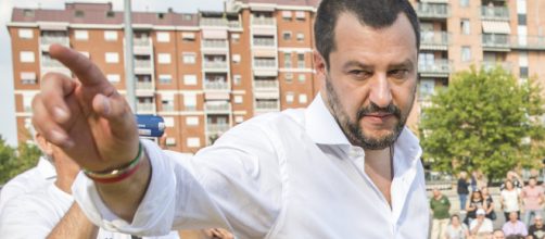 Migranti, Salvini contro Macron: 'Ong non toccheranno mai più un porto italiano' (VIDEO)