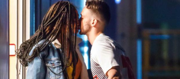 C. Tangana y Berta Vázquez besándose en el backstage de las fiestas de Torrejón de Ardoz antes de la actuación del rapero C. Tangana y Berta Vázquez besándose en el backstage de las fiestas de Torrejón de Ardoz antes de la actuación del rapero