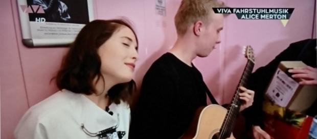 Gutes Programm zu später Stunde: VIVA zeigt die legendäre Fahrstuhlmusik, hier mit Alice Merton aus Berlin / Foto: Viacom Gutes Programm zu später Stunde: VIVA zeigt die legendäre Fahrstuhlmusik, hier mit Alice Merton aus Berlin / Foto: Viacom