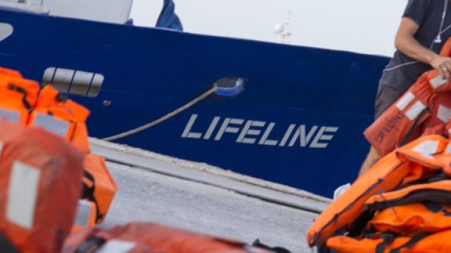 La nave Lifeline non avrebbe rispettato le leggi internazionali, il comandante finisce sotto inchiesta.