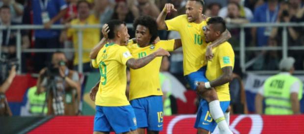 Le Brésil bat la Serbie et se qualifie pour les huitièmes de finale. Le Brésil bat la Serbie et se qualifie pour les huitièmes de finale.
