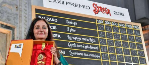 Helena Janeczek si aggiudica il Premio Strega 2018 con 'La ragazza con la Leica'. Helena Janeczek si aggiudica il Premio Strega 2018 con 'La ragazza con la Leica'.