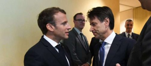 Il Presidente francese Macron e il nostro leader Conte si stringono la mano