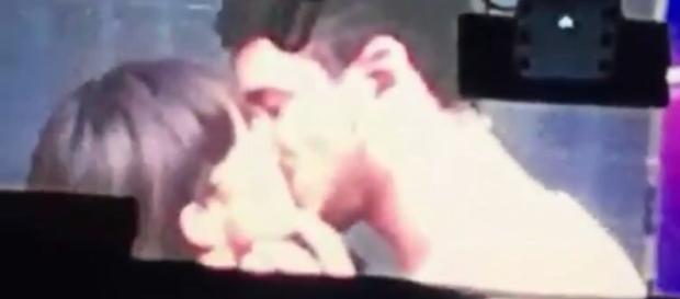 Aitana y Cepeda se besan delante de sus fans en el Santiago Bernabéu Aitana y Cepeda se besan delante de sus fans en el Santiago Bernabéu