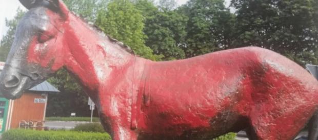 Farbangriff: Die Bronzestatue ist das Wahrzeichen von Bechen - Foto: Sigrid Schulz Farbangriff: Die Bronzestatue ist das Wahrzeichen von Bechen - Foto: Sigrid Schulz