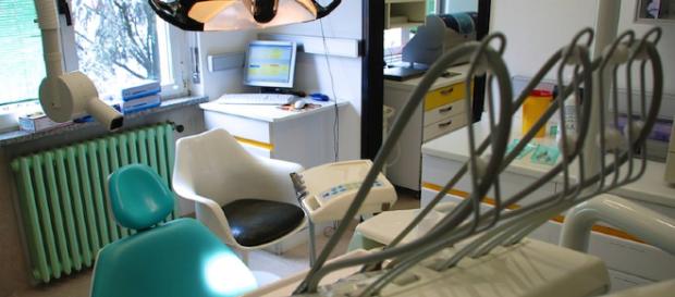 Napoli, 55enne denunciato: eseguiva interventi odontoiatrici senza laurea. Napoli, 55enne denunciato: eseguiva interventi odontoiatrici senza laurea.