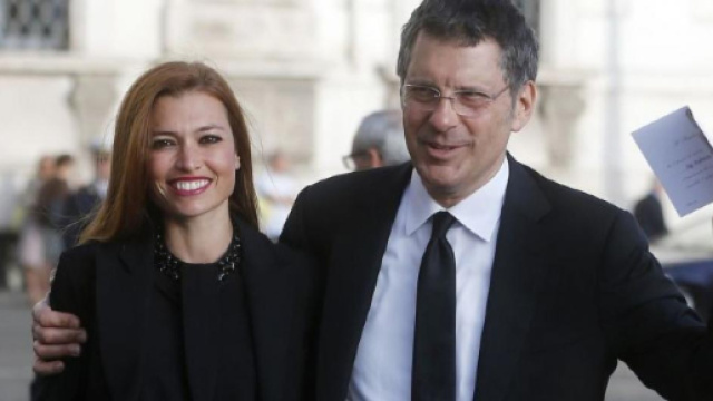 Carlotta Mantovan al mare con Stella: primi sorrisi dopo la morte di Fabrizio Frizzi