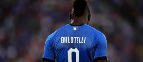 Italia, Mario Balotelli non si nasconde e dice la sua sui migranti.