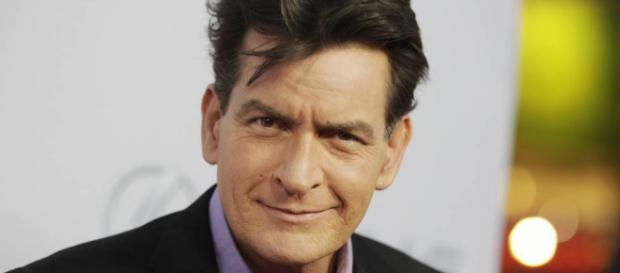 Charlie Sheen, llevó a Twitter, diciendo que hay espacio para traer de vuelta el programa que lo despidió Charlie Sheen, llevó a Twitter, diciendo que hay espacio para traer de vuelta el programa que lo despidió