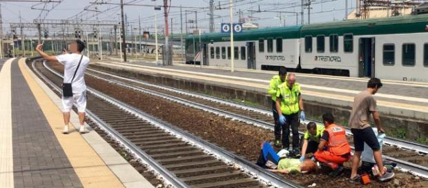 Piacenza: selfie con la donna appena investita da un treno. Piacenza: selfie con la donna appena investita da un treno.