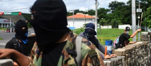 Des étudiants tiennent une barricade au Nicaragua.