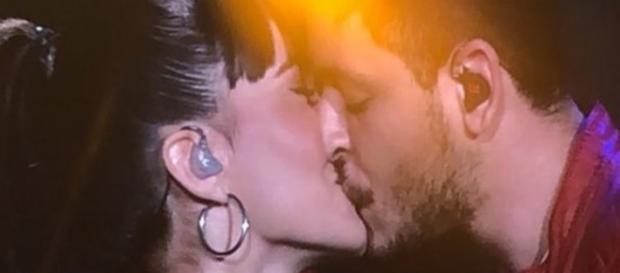 Aitana y Cepeda confirman su romance besándose en un concierto en el Santiago Bernabéu Aitana y Cepeda confirman su romance besándose en un concierto en el Santiago Bernabéu