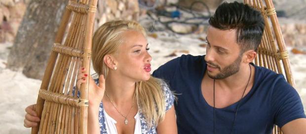 Bei "Bachelor in Paradise" waren Evelyn Burdecki und Domenico de Cicco noch ein Herz und eine Seele Bei "Bachelor in Paradise" waren Evelyn Burdecki und Domenico de Cicco noch ein Herz und eine Seele