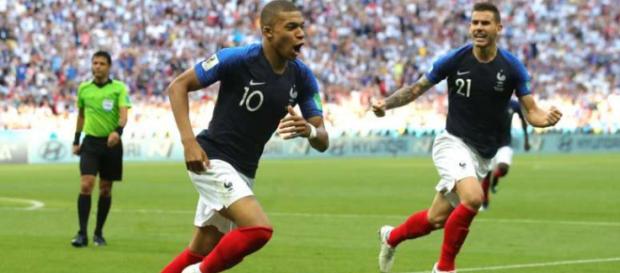 Na foto, jogador Mbappeé do time francês comemora gol Na foto, jogador Mbappeé do time francês comemora gol