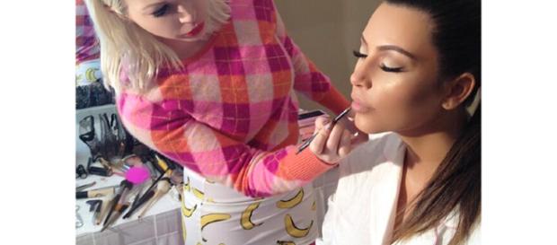 Kim Kardashian despide a su maquilladora Joyce Bonelli Kim Kardashian despide a su maquilladora Joyce Bonelli