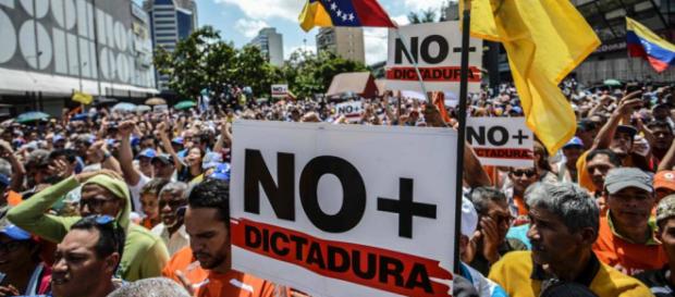 Perú es el principal lugar de fuga para Venezuela con más de 350 mil personas migrando Perú es el principal lugar de fuga para Venezuela con más de 350 mil personas migrando