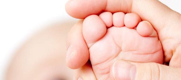 Regno Unito, bambina di 15 mesi morta nel 2016: la causa è di un cerotto antidolorifico Regno Unito, bambina di 15 mesi morta nel 2016: la causa è di un cerotto antidolorifico