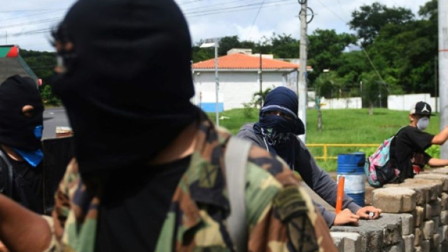Des étudiants tiennent une barricade au Nicaragua.