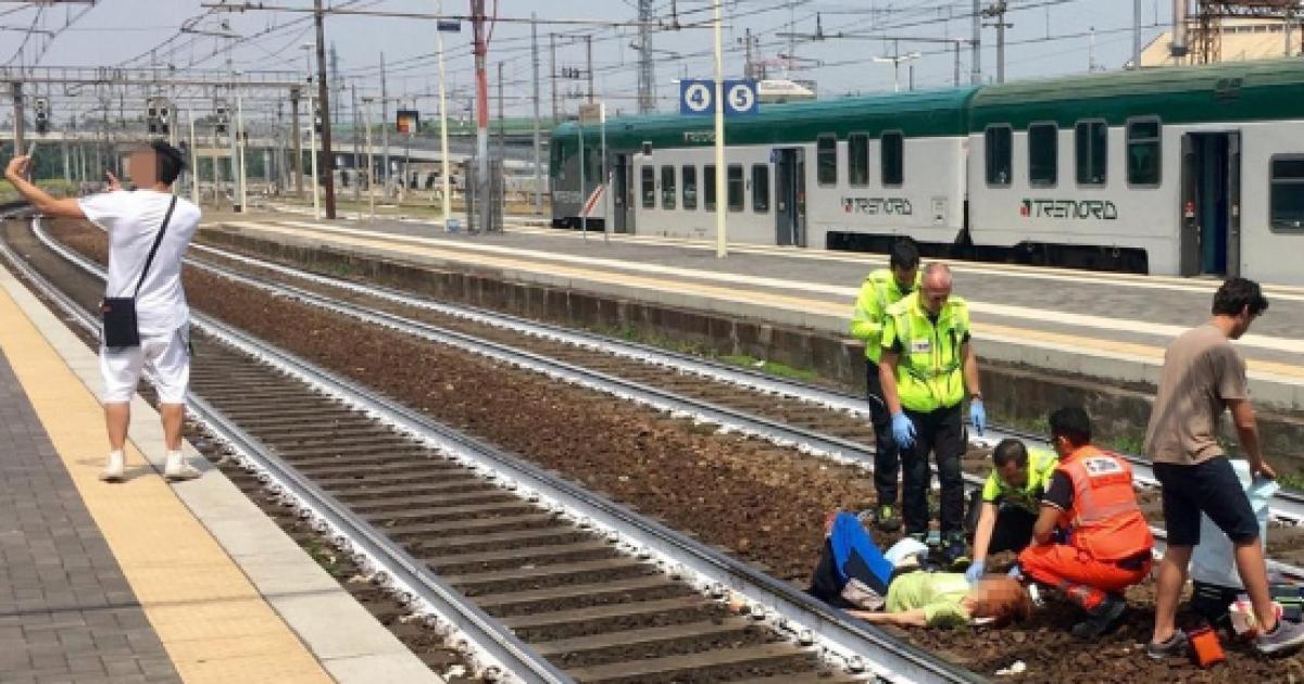 Travolta dal treno, ragazzo si fa un selfie mentre la soccorrono