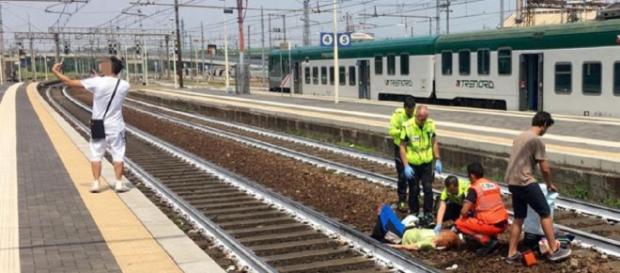 de él señalando su teléfono móvil en la dramática escena de rescate de él señalando su teléfono móvil en la dramática escena de rescate