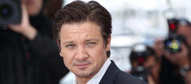 Jeremy Renner se rompió los dos brazos en set de rodaje Jeremy Renner se rompió los dos brazos en set de rodaje