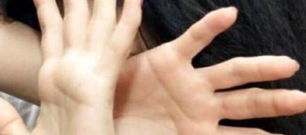 La sedicenne ha denunciato i coetanei che da due anni la stupravano e la ricattavano con foto e video compromettenti. La sedicenne ha denunciato i coetanei che da due anni la stupravano e la ricattavano con foto e video compromettenti.