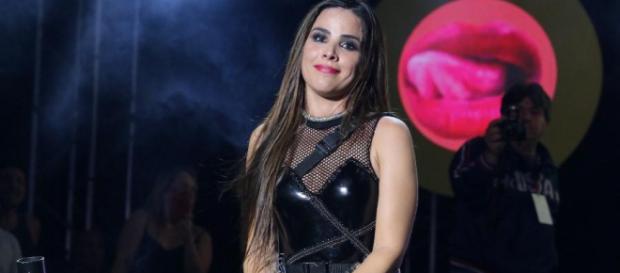 Mesmo sem microfone ou iluminação, Wanessa se recusou a deixar o palco. Foto: Reprodução. Mesmo sem microfone ou iluminação, Wanessa se recusou a deixar o palco. Foto: Reprodução.