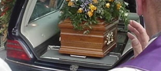 Novara: il conducente di un carro funebre con salma a bordo ha un malore e muore. Il mezzo sbanda e uccide una ragazza. Novara: il conducente di un carro funebre con salma a bordo ha un malore e muore. Il mezzo sbanda e uccide una ragazza.