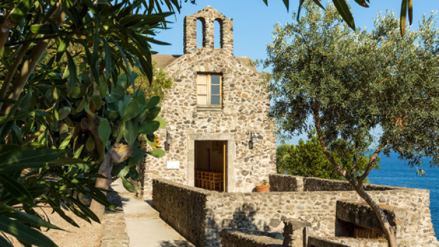 Ischia, uomo si barrica nel Castello Aragonese e minaccia: 'Mi faccio esplodere'.