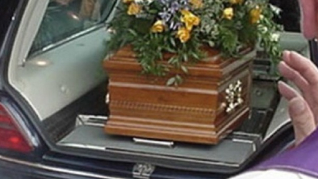 Novara: il conducente di un carro funebre con salma a bordo ha un malore e muore. Il mezzo sbanda e uccide una ragazza.