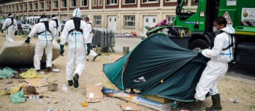 Migranti sgomberati con la ruspa da Macron a Parigi