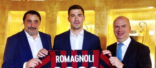 La foto ufficiale di Romagnoli con Mirabelli e Fassone per il rinnovo del contratto (foto via Facebook - @AlessioRomagnoliOfficial