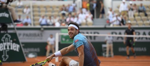 Marco Cecchinato incredulo dopo aver conquistato la semifinale del Roland Garros