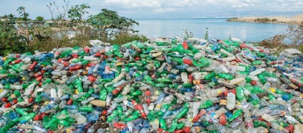 bolsas de plástico están causando inundaciones al bloquear los desagües bolsas de plástico están causando inundaciones al bloquear los desagües