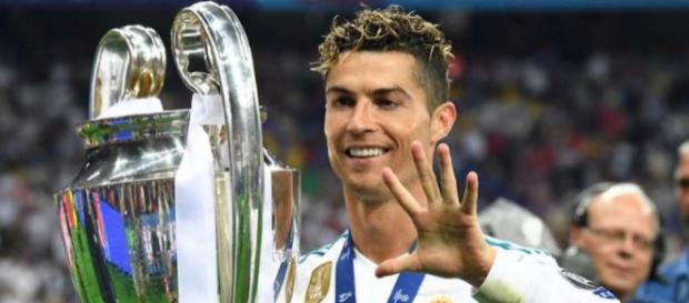Cristiano Ronaldo ne fait rien au hasard et souhaiterait une grosse augmentation de son revenu annuel Cristiano Ronaldo ne fait rien au hasard et souhaiterait une grosse augmentation de son revenu annuel
