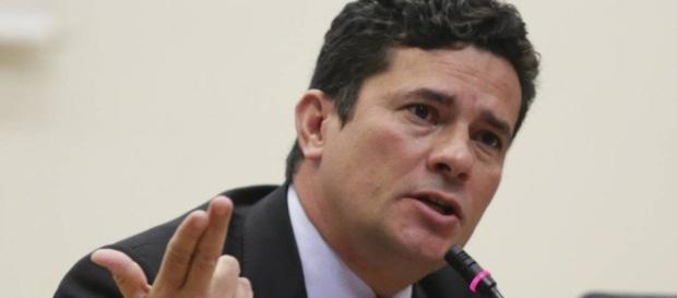 Juiz Sérgio Moro pede para que defesa de Lula mude uma testemunha no caso do sítio de Atibaia Juiz Sérgio Moro pede para que defesa de Lula mude uma testemunha no caso do sítio de Atibaia