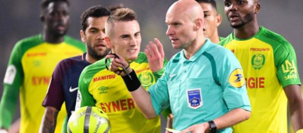 L1 (J20) : Tony Chapron fait un croche-pied à Diego Carlos pour l ... - football365.fr L1 (J20) : Tony Chapron fait un croche-pied à Diego Carlos pour l ... - football365.fr