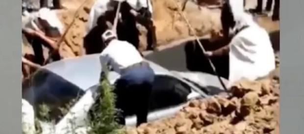 Momento en que un hombre chino es enterrado dentro de su auto Momento en que un hombre chino es enterrado dentro de su auto